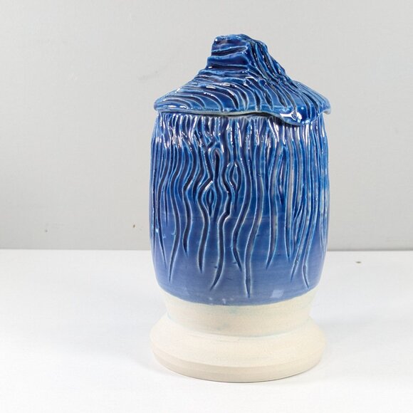 Handmade carved pottery storage jar in blue and white - Picture 4 of 12